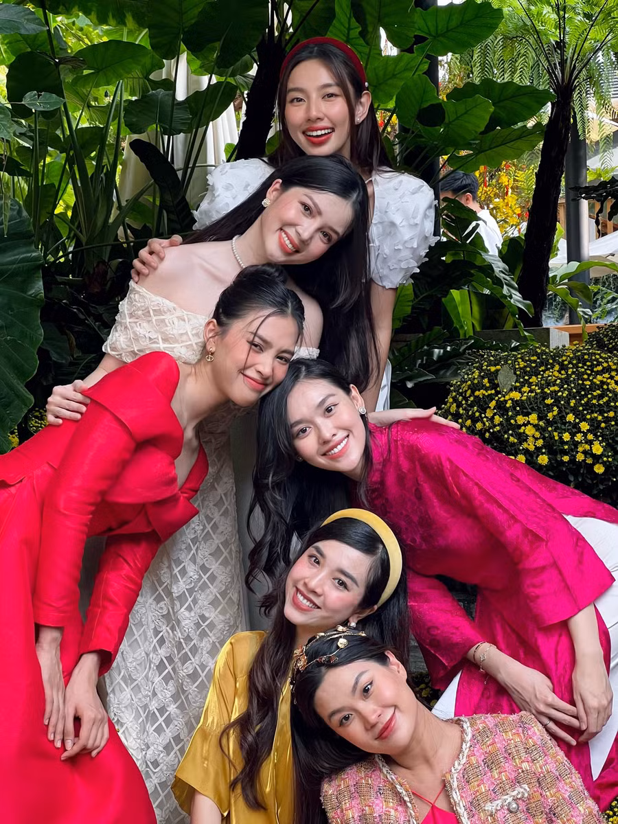 "Tết này cũng giống Tết xưa. Vẫn là chúng tôi nè", Hoa hậu Tiểu Vy chia sẻ về bộ ảnh chụp cùng các chị em hoa hậu của mình.