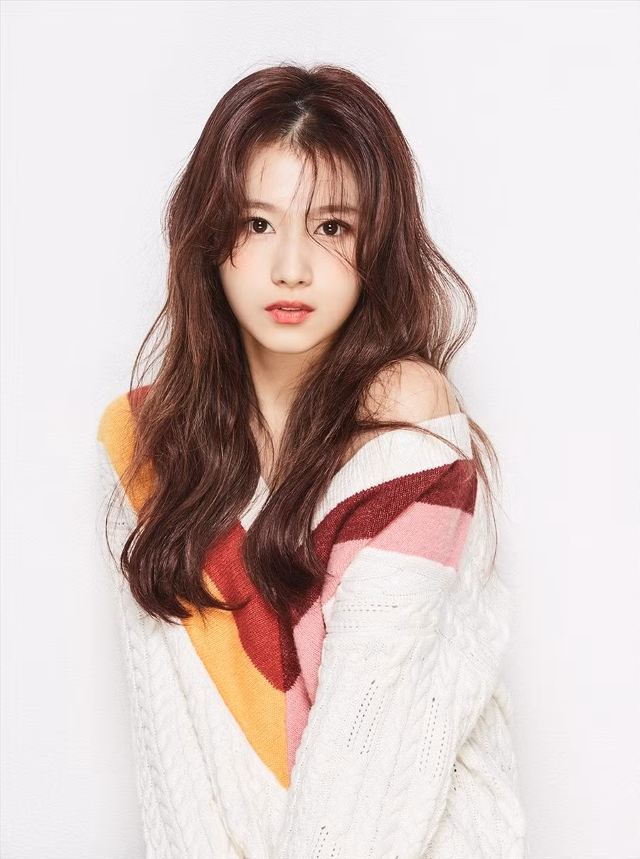Vị trí số 8: Sana (TWICE) là một thần tượng và là thành viên của TWICE, trong đó cô giữ vị trí hát phụ. Vị trí số 8: Sana (TWICE) là một thần tượng và là thành viên của TWICE, trong đó cô giữ vị trí hát phụ.
