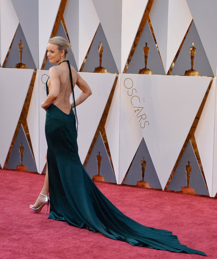 Rachel McAdams: Đối với một dịp đặc biệt như đề cử Oscar đầu tiên của mình, cô ấy đã chọn một bộ trang phục hoàn toàn phù hợp với màu sắc của hy vọng. Có lẽ đó là một cách ẩn ý để cho mọi người thấy Rachel McAdams mong chờ giải thưởng đến nhường nào. Thiết kế của August Gett Atelier tuy đơn giản, không có nhiều chi tiết phức tạp, nhẹ nhàng thoải mái nhưng lại có đường cắt xẻ cực kỳ nữ tính, vừa vặn và trông thật dịu dàng.