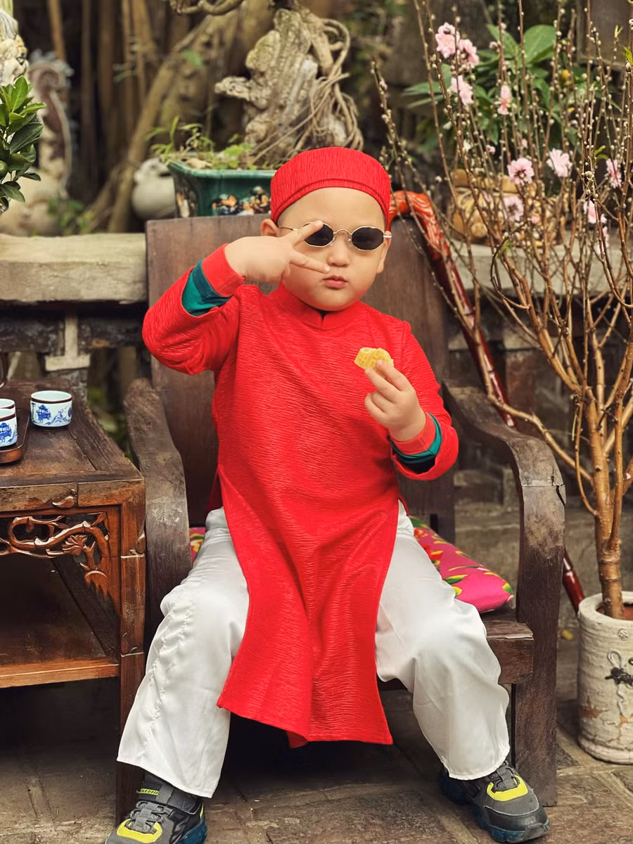 Dù không còn hoạt động nghệ thuật sôi nổi nhưng cuộc sống hiện tại của Trà My Idol và gia đình vẫn được cư dân mạng vô cùng quan tâm. Đặc biệt là Hayden (tên thật Tô Gia Hưng) - con trai út của Trà My Idol còn thu hút lượng người hâm mộ đông đảo nhờ vẻ ngoài đáng yêu và loạt biểu cảm "khó đỡ". Nhân dịp đầu xuân năm mới, 2 cậu con trai cưng của Trà My Idol đã có màn lên đồ cực chất với tà áo dài có màu sắc vô cùng nổi bật. Dù không còn hoạt động nghệ thuật sôi nổi nhưng cuộc sống hiện tại của Trà My Idol và gia đình vẫn được cư dân mạng vô cùng quan tâm. Đặc biệt là Hayden (tên thật Tô Gia Hưng) - con trai út của Trà My Idol còn thu hút lượng người hâm mộ đông đảo nhờ vẻ ngoài đáng yêu và loạt biểu cảm "khó đỡ". Nhân dịp đầu xuân năm mới, 2 cậu con trai cưng của Trà My Idol đã có màn lên đồ cực chất với tà áo dài có màu sắc vô cùng nổi bật.