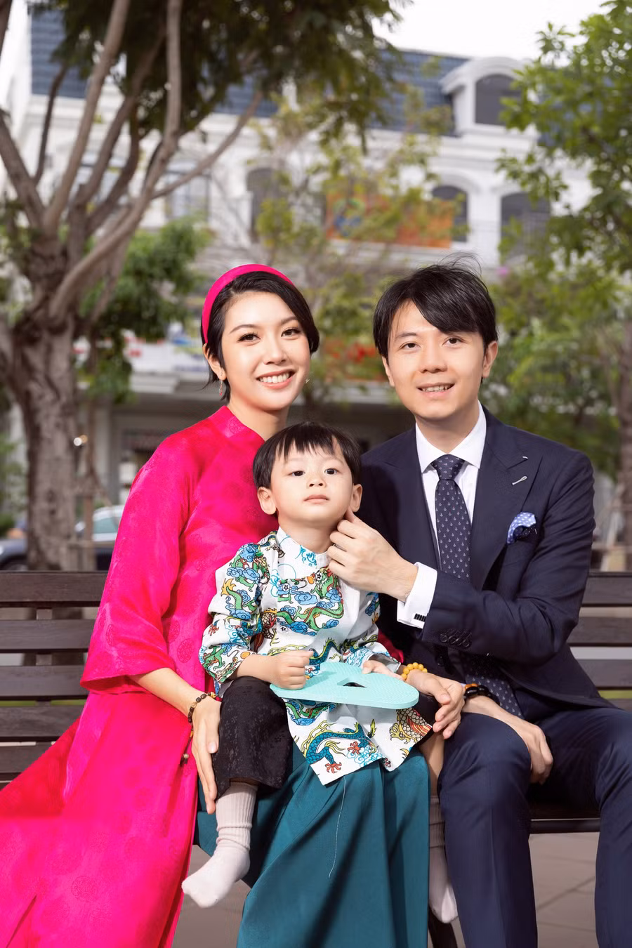 Á hậu Thúy Vân hạnh phúc cùng chồng và cậu con trai cưng. Trên trang cá nhân, Thúy Vân cũng không quên gửi lời chúc mừng năm mới tới tất cả mọi người: "Thúy Vân cùng gia đình xin gửi lời chúc đến tất cả mọi người một năm mới thật nhiều thành công và may mắn, công việc luôn được thuận buồm xuôi gió, sức khỏe đủ đầy, gia đình an yên. Cảm ơn tất cả các bạn đã luôn yêu thương, quan tâm và ủng hộ cho Thúy Vân cũng như các dự án mà Vân đã và đang thực hiện. Trong năm mới, Vân cũng hy vọng sẽ thực hiện thêm nhiều dự án có ý nghĩa và mang thông điệp tích cực hơn nữa cho cộng đồng. Hãy luôn theo dõi và ủng hộ Vân nhé!". Á hậu Thúy Vân hạnh phúc cùng chồng và cậu con trai cưng. Trên trang cá nhân, Thúy Vân cũng không quên gửi lời chúc mừng năm mới tới tất cả mọi người: "Thúy Vân cùng gia đình xin gửi lời chúc đến tất cả mọi người một năm mới thật nhiều thành công và may mắn, công việc luôn được thuận buồm xuôi gió, sức khỏe đủ đầy, gia đình an yên. Cảm ơn tất cả các bạn đã luôn yêu thương, quan tâm và ủng hộ cho Thúy Vân cũng như các dự án mà Vân đã và đang thực hiện. Trong năm mới, Vân cũng hy vọng sẽ thực hiện thêm nhiều dự án có ý nghĩa và mang thông điệp tích cực hơn nữa cho cộng đồng. Hãy luôn theo dõi và ủng hộ Vân nhé!".