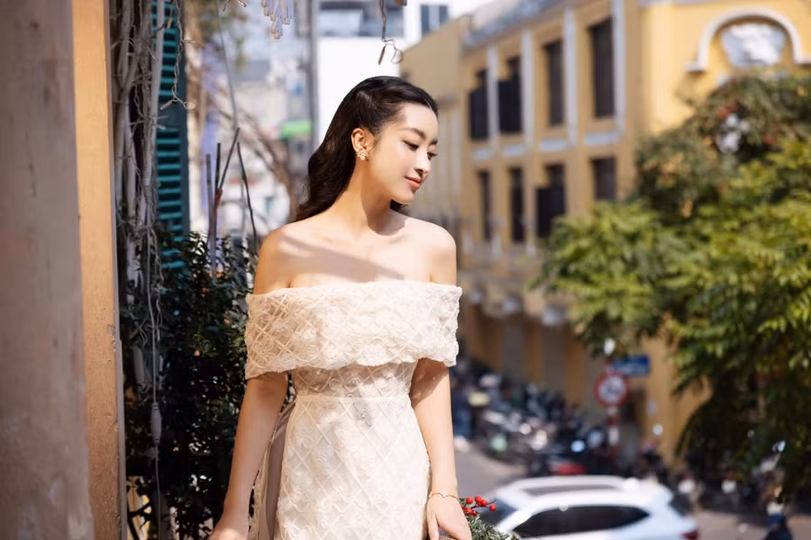 Hoa hậu Đỗ Mỹ Linh tích cực lăng-xê bộ sưu tập áo dài Tết do mình thiết kế, trong đó có một số mẫu cách điệu tôn vẻ gợi cảm.
