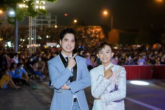 Danh ca Ngọc Sơn và ca sĩ trẻ Hồ Văn Cường. Danh ca Ngọc Sơn và ca sĩ trẻ Hồ Văn Cường.