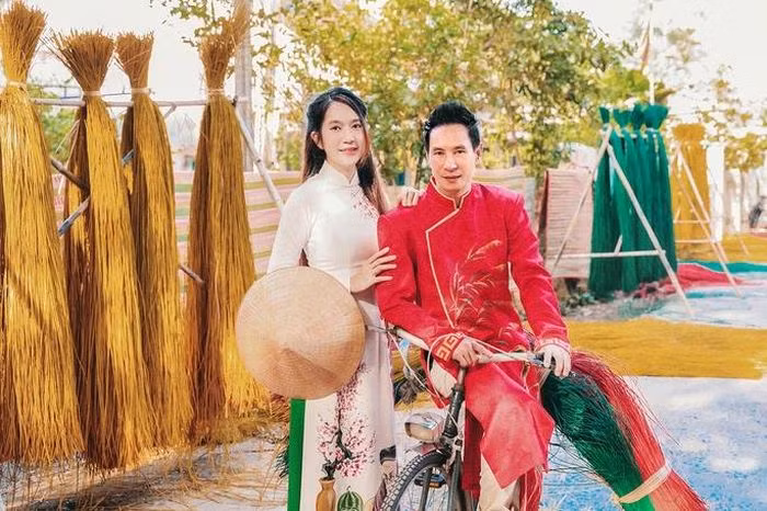 Vợ chồng Lý Hải - Minh Hà rực rỡ trong tà áo dài vô cùng nổi bật. Vợ chồng Lý Hải - Minh Hà rực rỡ trong tà áo dài vô cùng nổi bật.