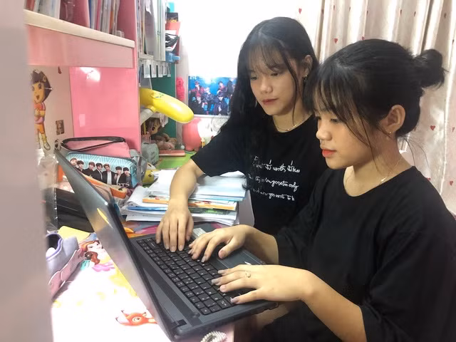 Học sinh TP.HCM tham gia học tập trực tuyến vào hồi tháng 3/2020. Ảnh minh họa