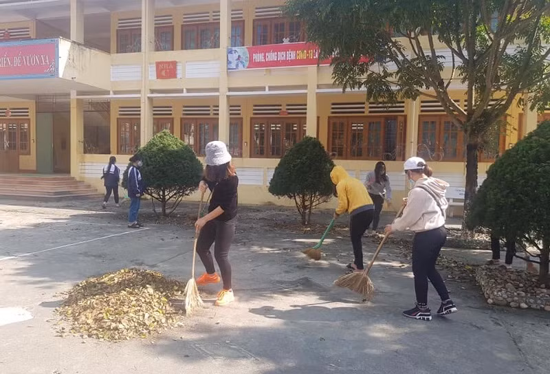 Giáo viên trở lại trường sớm chuẩn bị cơ sở vật chất đón học sinh. Ảnh: NTCC
