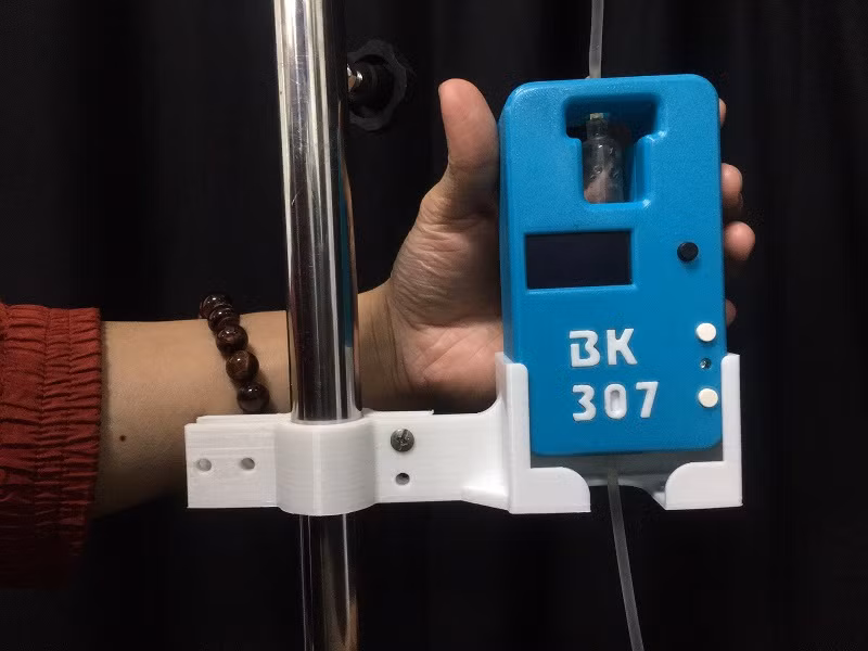 Hình ảnh về thiết bị hỗ trợ giám sát truyền dịch do nhóm BK307 nghiên cứu, thử nghiệm thực tế.