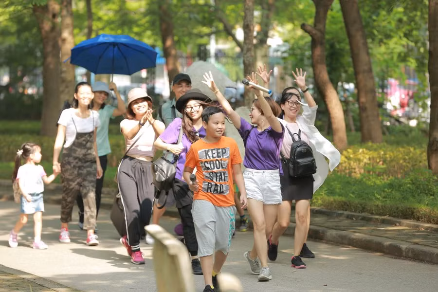 Phụ huynh, học sinh và giáo viên, nhân viên trường Olympia đi bộ vì môi trường tại Công viên Cầu Giấy, Hà Nội.