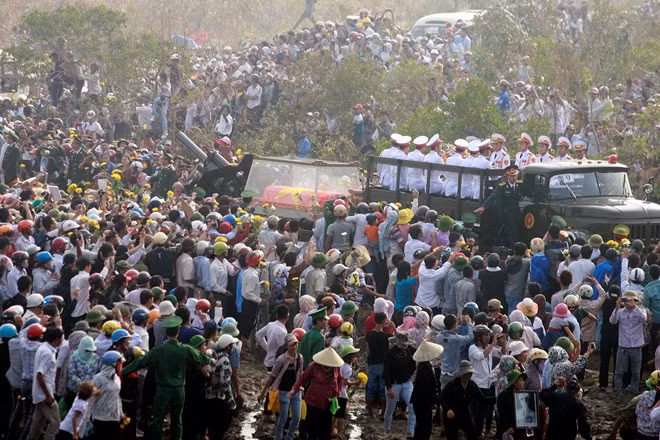 Chiều 13/10, Đại tướng đã về tới Vũng Chùa (xã Quảng Đông, huyện Quảng Trạch, Quảng Bình). Rất đông người dân người dân cầm hoa, di ảnh của Đại tướng để chờ đón ở sân bay cũng như các tuyến đường dẫn tới nơi yên nghỉ cuối cùng của ông - vị tướng huyền thoại. 10 hình ảnh khó quên trong lễ tang Đại tướng Võ Nguyên Giáp