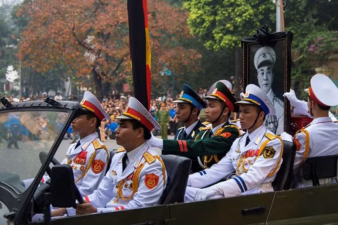 Các hãng thông tấn nước ngoài nhận định, đây là lễ quốc tang lớn nhất kể từ khi Chủ tịch Hồ Chí Minh qua đời năm 1969. Đoàn xe chở di ảnh và linh xa của Đại tướng chầm chậm lăn bánh trên đường phố thủ đô để đưa ông ra sân bay về với đất mẹ Quảng Bình. 10 hình ảnh khó quên trong lễ tang Đại tướng Võ Nguyên Giáp
