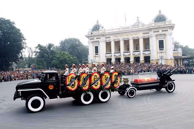Người dân thủ đô đã đổ ra đường để vĩnh biệt vị tướng đã khiến người Pháp và người Mỹ phải hứng chịu những thất bại lịch sử và trở thành một trong những vị chỉ huy quân sự quan trọng nhất thế kỷ 20. 10 hình ảnh khó quên trong lễ tang Đại tướng Võ Nguyên Giáp