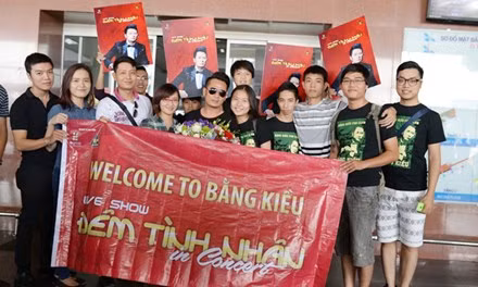 Bằng Kiều được fans Hà Nội chào đón nồng nhiệt