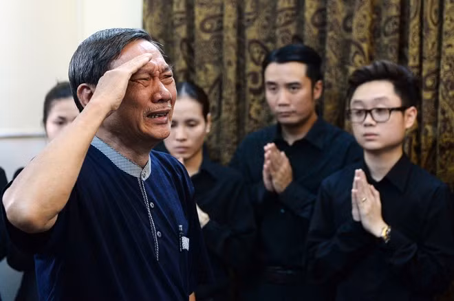 Nhiều người không kiềm chế được nỗi đau và không thể cầm được nước mắt khi giơ tay chào vĩnh biệt Đại tướng. 10 hình ảnh khó quên trong lễ tang Đại tướng Võ Nguyên Giáp