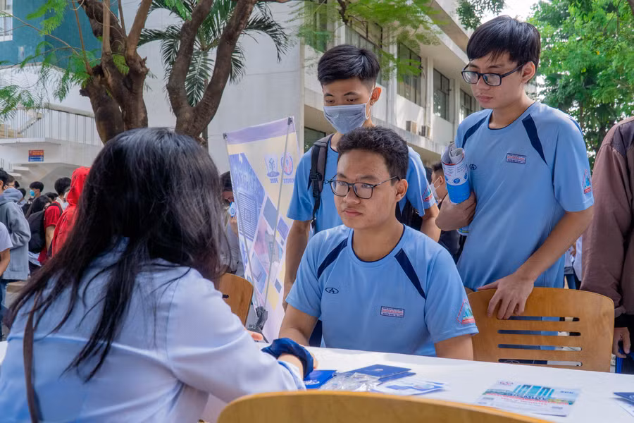 Học sinh tìm hiểu thông tin tuyển sinh Trường Đại học Sư phạm Kỹ thuật TPHCM, tháng 1/2024. Ảnh: HCMUTE