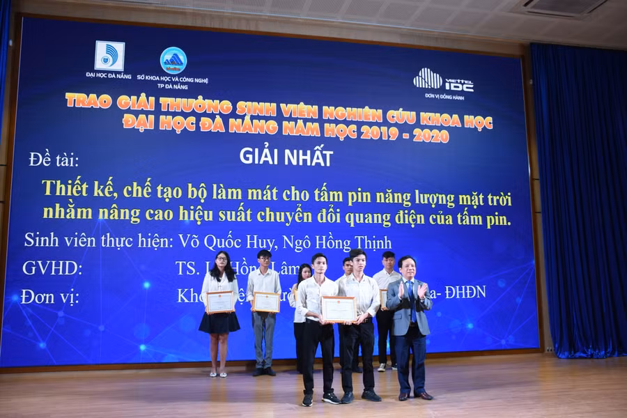 PGS.TS Nguyễn Ngọc Vũ - Giám đốc ĐH Đà Nẵng trao giải Nhất cho đề tài nghiên cứu của nhóm SV trường ĐH Bách khoa, ĐH Đà Nẵng