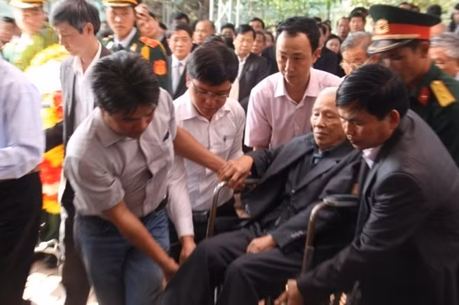 Những hình ảnh xúc động nhất trong tang lễ ông Nguyễn Bá Thanh - Ảnh 7