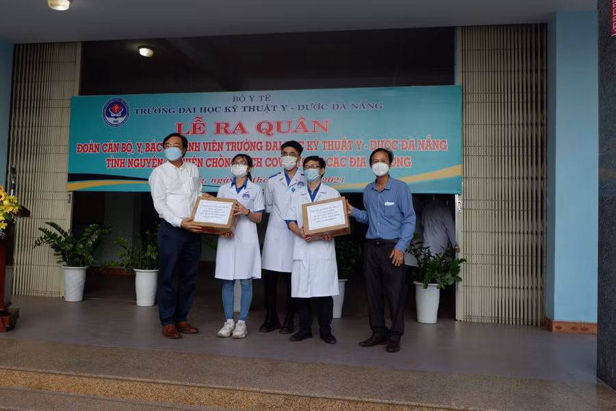 Đại diện Ban giám hiệu nhà trường động viên đoàn CB, SV hỗ trợ Phú Yên chống dịch