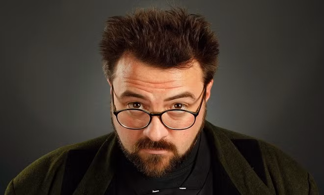 Kevin Smith: Lần này lỗi sai thuộc về hãng hàng không Southwest Airlines khi đã buộc đạo diễn Kevin Smith rời khỏi chuyến bay tới Burbank vì kích cỡ và cân nặng của anh “không an toàn”. Smith đã nổi điên và viết trên Twitter: “Đúng là tôi rất béo, nhưng chưa tới mức đó. Nhưng nếu có vậy thì sao hãng lại chờ tới lúc đã đưa hành lý của tôi lên, khi tôi đã ngồi yên vị rồi mới ép tôi xuống". Sau đó hãng Southwest đã xin lỗi Smith và tặng anh một phiếu giảm giá 100 USD. Smith không hài lòng và thề sẽ công khai tẩy chay hãng trên Twitter. Kevin Smith: Lần này thì lỗi sai thuộc về hãng hàng không Southwest Airlines khi đã buộc đạo diễn điện ảnh Kevin Smith xuống khỏi chuyến bay tới Burbank vì kích cỡ và cân nặng của anh “không an toàn”. Smith đã nổi điên và viết trên Twitter: “Đúng là tôi rất béo, nhưng chưa tới mức đó. Nhưng nếu có vậy thì sao hãng lại chờ tới lúc đã đưa hành lí của tôi lên, khi tôi đã ngồi yên vị tại chỗ trước máy bay chật kín khách biết rõ tôi là ai.” Sau đó hãng Southwest đã xin lỗi Smith và tặng anh 1 phiếu giảm giá 100 USD. Smith không hài lòng và thề sẽ công khai tẩy chay hãng trên Twitter.