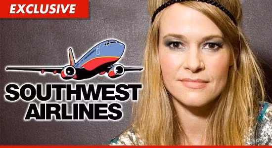 Leisha Hailey: Nữ diễn viên Leisha Hailey và bạn gái đã bị mời xuống khỏi máy bay của hãng Southwest Airlines vì hành vi khiếm nhã. Hailey cho biết cô và bạn gái chỉ hôn phớt. Nhưng một nhân chứng cho biết họ còn làm nhiều hơn thế. Cặp đôi phủ nhận cáo buộc và tuyên bố họ không làm gì quá đáng, cũng như tiến hành một chiến dịch tẩy chay hãng bay trong cộng đồng những người đồng tính. Leisha Hailey: Nữ diễn viên Leisha Hailey và bạn gái đã bị mời xuống khỏi máy bay của hãng Southwest Airlines vì hành vi khiếm nhã. Hailey cho biết cô và bạn gái chỉ hôn phớt. Nhưng một nhân chứng cho biết họ còn làm nhiều hơn thế. Cặp đôi phủ nhận cáo buộc và tuyên bố họ không làm gì quá đáng, cũng như tiến hành một chiến dịch tẩy chay hãng bay trong cộng đồng những người đồng tính.