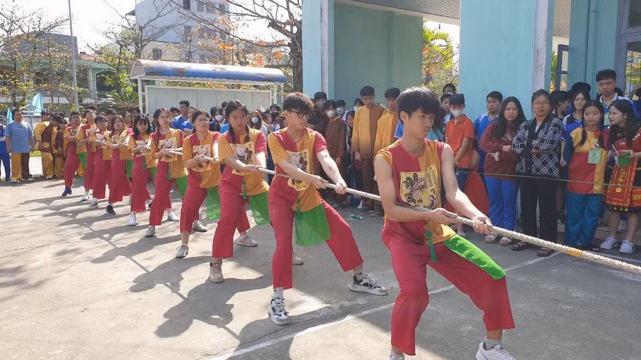 Những trò chơi dân gian mang tính tập thể được học sinh Trường THPT Nguyễn Hiền hưởng ứng sôi nổi. Những trò chơi dân gian mang tính tập thể được học sinh Trường THPT Nguyễn Hiền hưởng ứng sôi nổi.
