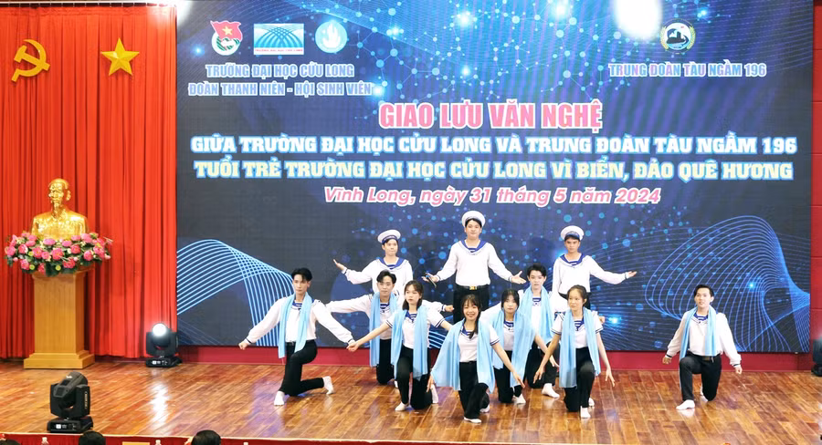 Tiết mục giao lưu văn nghệ của sinh viên Trường ĐH Cửu Long.