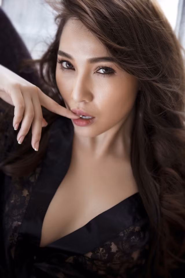  Sau khi chia tay bạn trai đại gia ngoài Bắc cô đã quyết định tái xuất showbiz. 