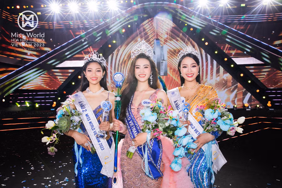 Huỳnh Trần Ý Nhi đăng quang Miss World Vietnam 2023 ở tuổi 21.