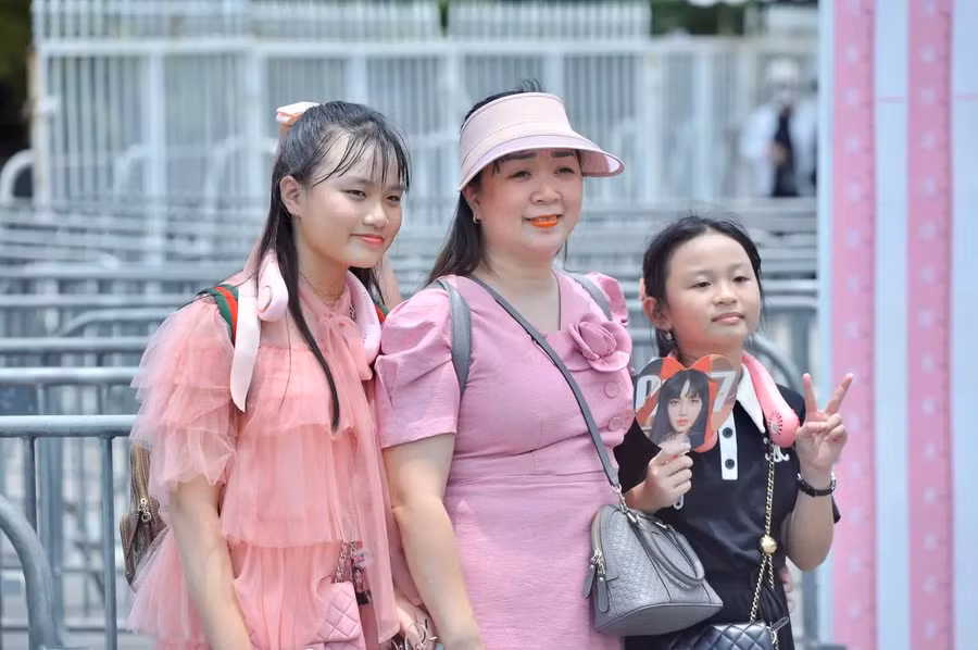 Đặc biệt, rất nhiều các cô, bác trung niên cũng có mặt tại Sân vận động Mỹ Đình để theo dõi đêm biểu diễn của nhóm nhạc BLACKPINK.