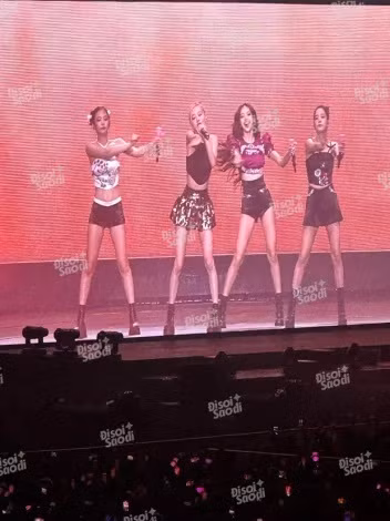 BLACKPINK đã chiêu đãi khán giả một bữa đại tiệc âm nhạc và visual đẹp mê hồn. BLACKPINK đã chiêu đãi khán giả một bữa đại tiệc âm nhạc và visual đẹp mê hồn.