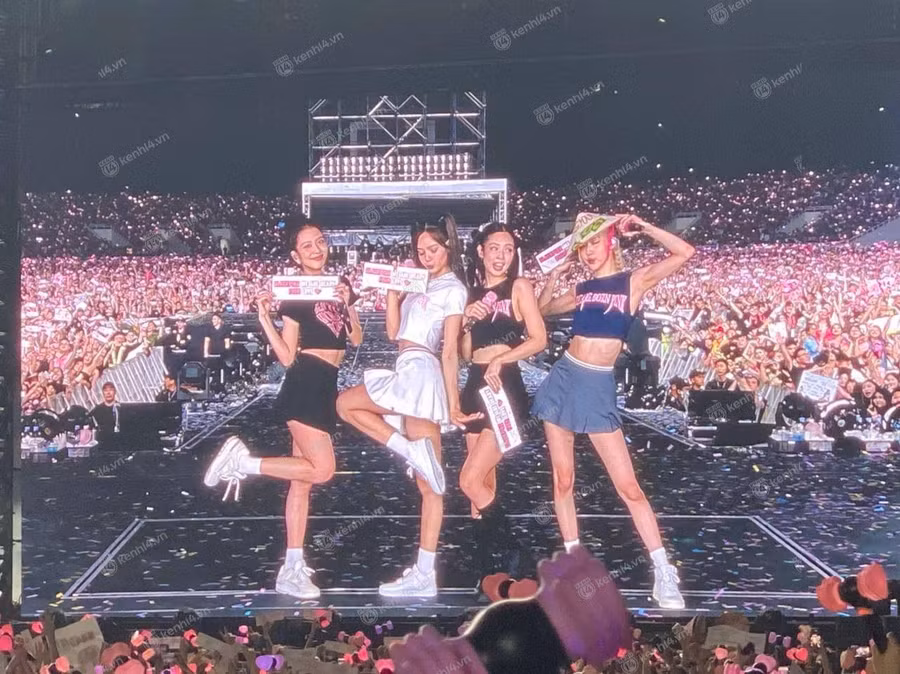 Đêm diễn đầu tiên trong concert của BLACKPINK tại Hà Nội đã khiến người xem mãn nhãn với những màn trình diễn ấn tượng.
