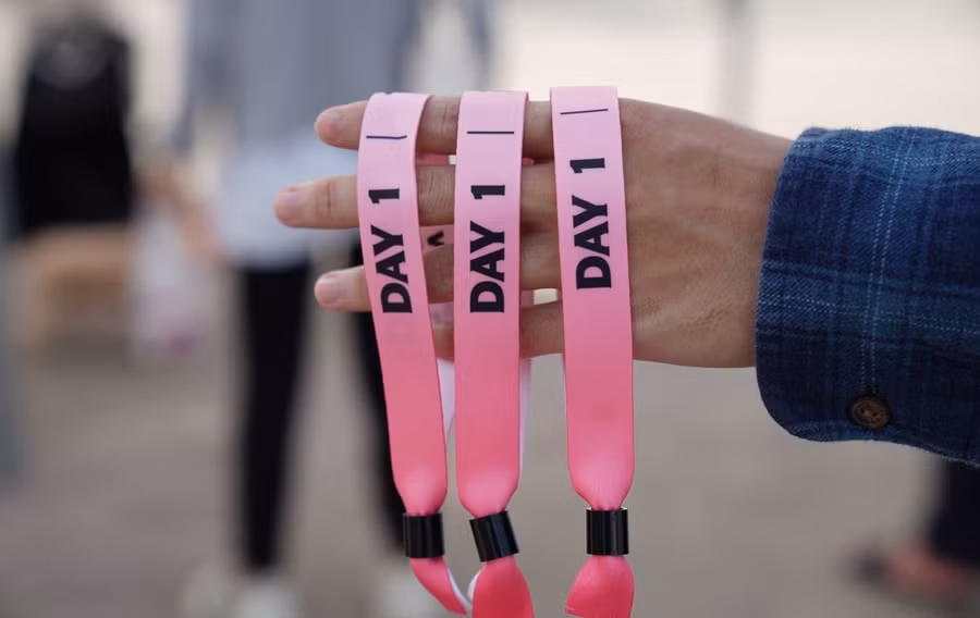 Mỗi chiếc vòng tay có màu sắc tương ứng với vị trí khán giả: Hồng, cam, xanh nước biển, xanh lá, xanh dương, đỏ, tím, vàng. Mỗi chiếc vòng tay có màu sắc tương ứng với vị trí khán giả: Hồng, cam, xanh nước biển, xanh lá, xanh dương, đỏ, tím, vàng.