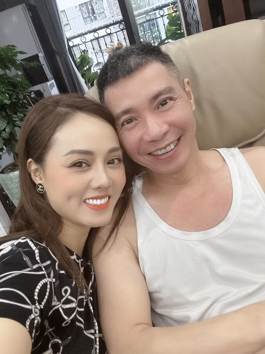 Trong suốt thời gian qua, Ngọc Hà đã luôn túc trực, tận tâm bên cạnh để chăm sóc chồng. Nhờ sự chăm sóc, động viên của vợ cùng mọi người, sức khỏe của NSND Công Lý đã có những tiến triển tốt.
