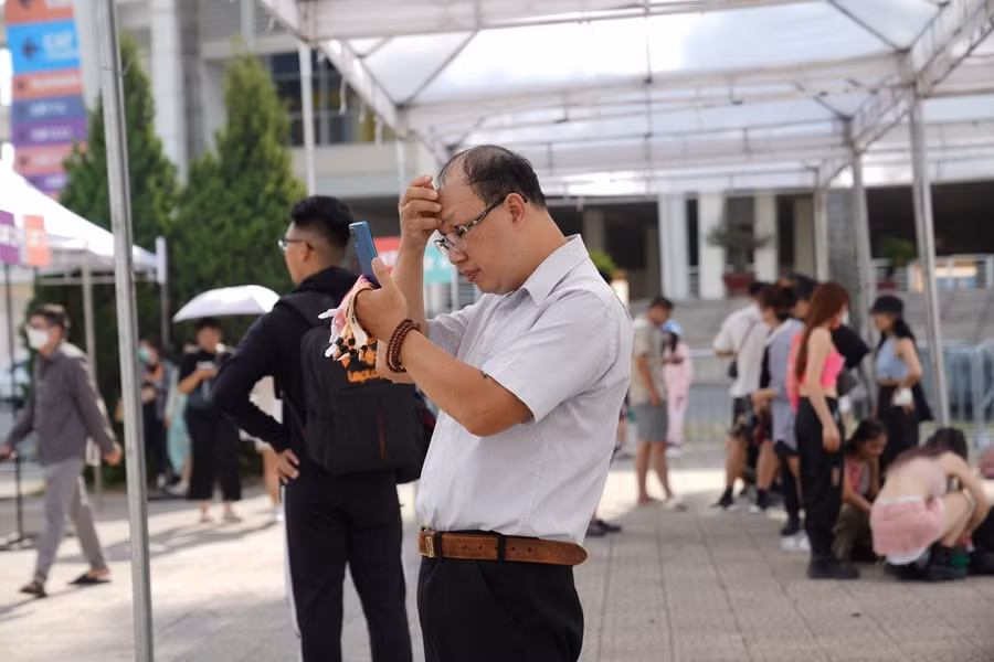 Khán giả thích thú check in với chiếc vòng của mình. Khán giả thích thú check in với chiếc vòng của mình.