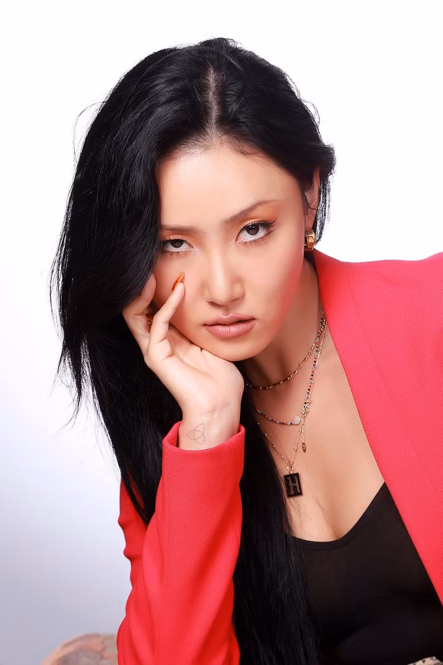 Hwasa (MAMAMOO) bị khiếu nại vì từng biểu diễn một số động tác khiêu gợi. Hwasa (MAMAMOO) bị khiếu nại vì từng biểu diễn một số động tác khiêu gợi.