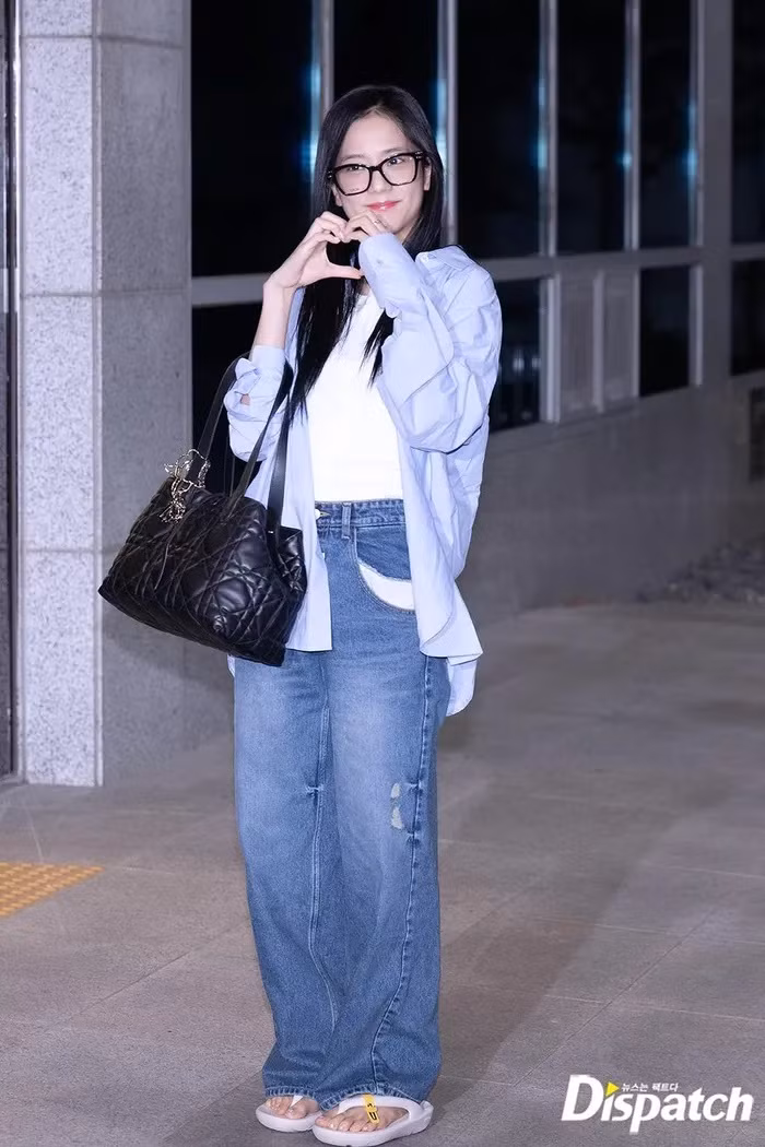 Jisoo hút hồn fan với vẻ ngoài rạng rỡ khi diện áo sơ mi xanh, quần jeans và cặp kính xinh xắn. Thần thái tươi trẻ của Jisoo khiến cô nàng trông như sinh viên đại học.