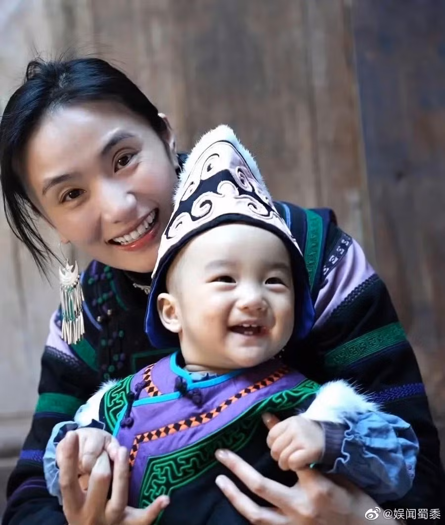 Hải Hà Kim Hỷ từng cho biết sẽ phụ giúp kinh tế cho Lý Á Bằng. Hải Hà Kim Hỷ từng cho biết sẽ phụ giúp kinh tế cho Lý Á Bằng.