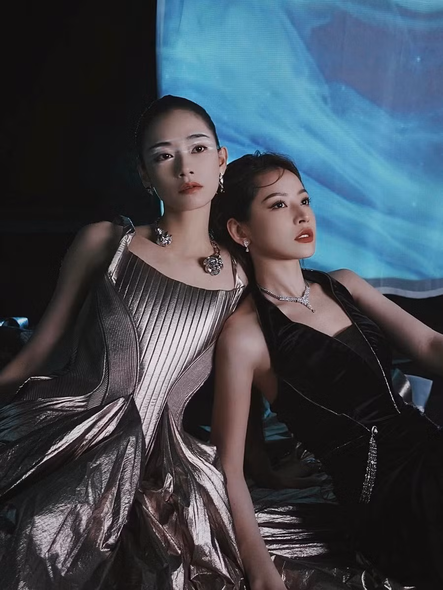 Nữ ca sĩ Chi Pu và Lưu Nhã Sắt.