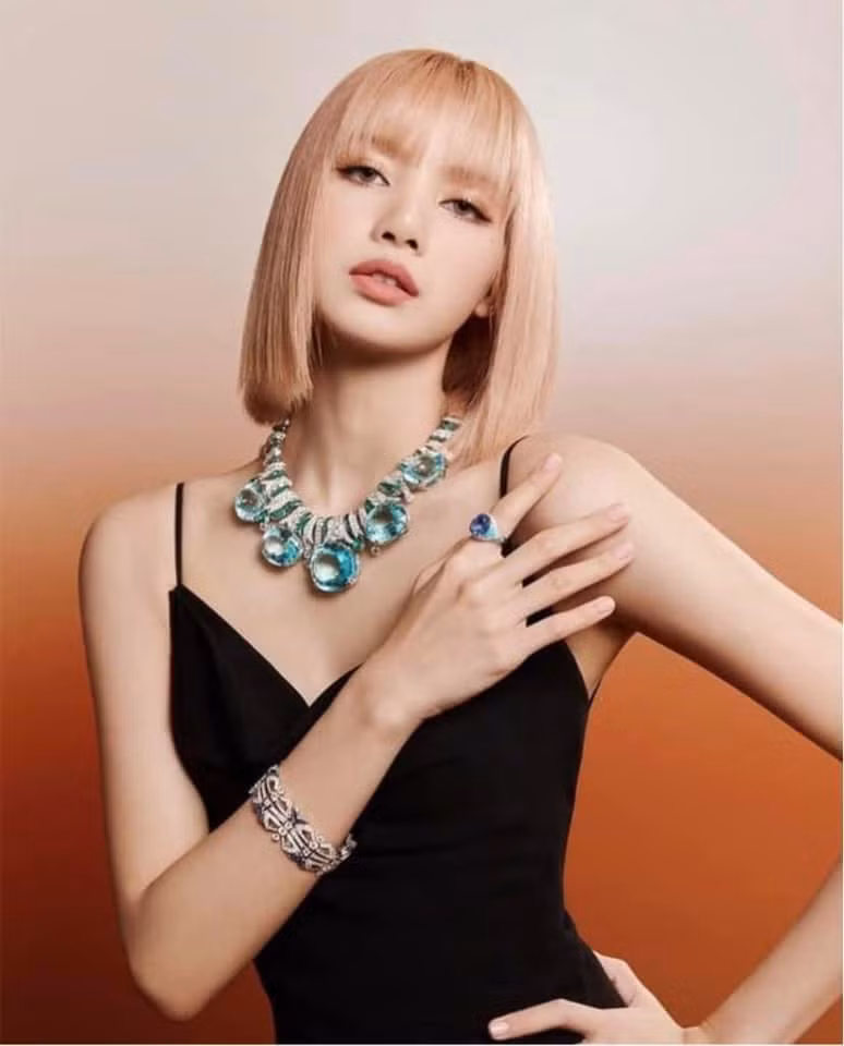 Lisa (BLACKPINK) gây choáng với mẫu vòng Mediterranean Queen kim cương ánh xanh của thương hiệu Bvlgari. Chiếc vòng tuyệt đẹp này đã khiến nhiều người phải kinh ngạc khi có trị giá lên tới 8.900.000 USD (khoảng 205 tỷ đồng). Lisa (BLACKPINK) gây choáng với mẫu vòng Mediterranean Queen kim cương ánh xanh của thương hiệu Bvlgari. Chiếc vòng tuyệt đẹp này đã khiến nhiều người phải kinh ngạc khi có trị giá lên tới 8.900.000 USD (khoảng 205 tỷ đồng).