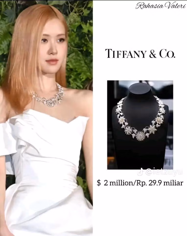 Rosé (BLACKPINK) được truyền thông khen ngợi bởi vẻ ngoài thanh lịch, sành điệu không khác gì một nữ thừa kế giàu có. Cô từng đeo chiếc vòng cổ hình bông hoa của Tiffany & Co trị giá hơn 2.000.000 USD (khoảng 47 tỷ) kết hợp với chiếc váy trắng lộng lẫy. Rosé (BLACKPINK) được truyền thông khen ngợi bởi vẻ ngoài thanh lịch, sành điệu không khác gì một nữ thừa kế giàu có. Cô từng đeo chiếc vòng cổ hình bông hoa của Tiffany & Co trị giá hơn 2.000.000 USD (khoảng 47 tỷ) kết hợp với chiếc váy trắng lộng lẫy.