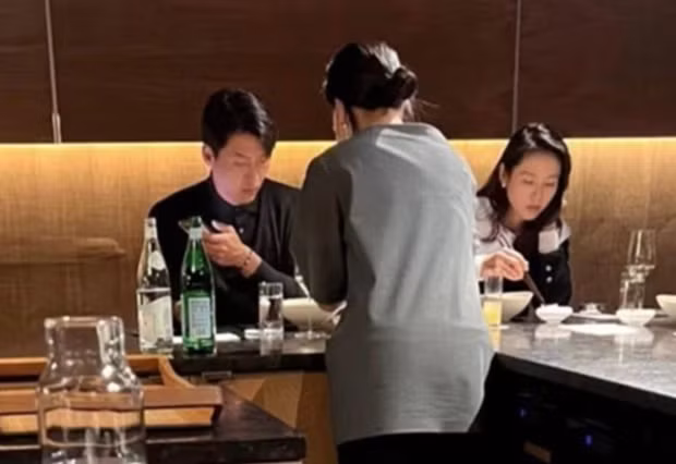 Cặp đôi Son Ye Jin và Hyun Bin hâm nóng tình cảm bằng những buổi tối hẹn hò riêng tư. Nhan sắc của Son Ye Jin ngay lập tức khiến nhiều người xuýt xoa khen ngợi.