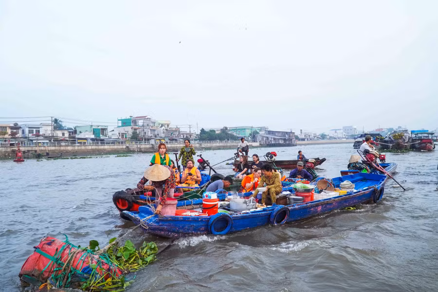 Du khách thích thú trải nghiệm văn hóa sông nước tại chợ nổi Cái Răng (TP Cần Thơ) dịp Tết. Ảnh: T. Thật. Du khách thích thú trải nghiệm văn hóa sông nước tại chợ nổi Cái Răng (TP Cần Thơ) dịp Tết. Ảnh: T. Thật.