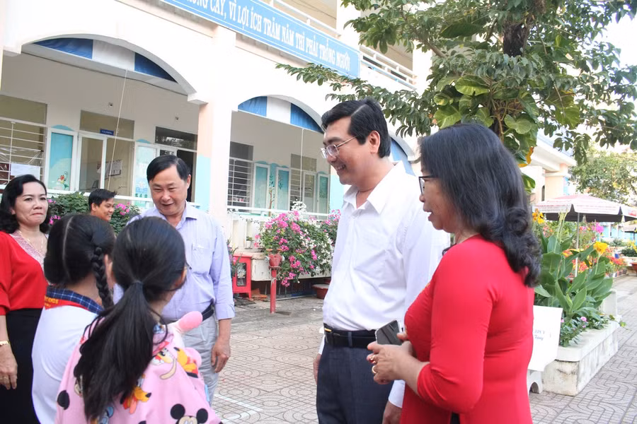 Lãnh đạo Sở GD&amp;ĐT thăm hỏi các em HS Trường TH Bình Thủy 2.