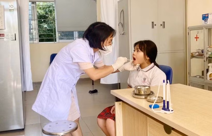 Nhân viên y tế của Trường Tiểu học Yên Thường (Gia Lâm, Hà Nội) kiểm tra sức khỏe cho học sinh. Ảnh: gdtd.vn Nhân viên y tế của Trường Tiểu học Yên Thường (Gia Lâm, Hà Nội) kiểm tra sức khỏe cho học sinh. Ảnh: gdtd.vn