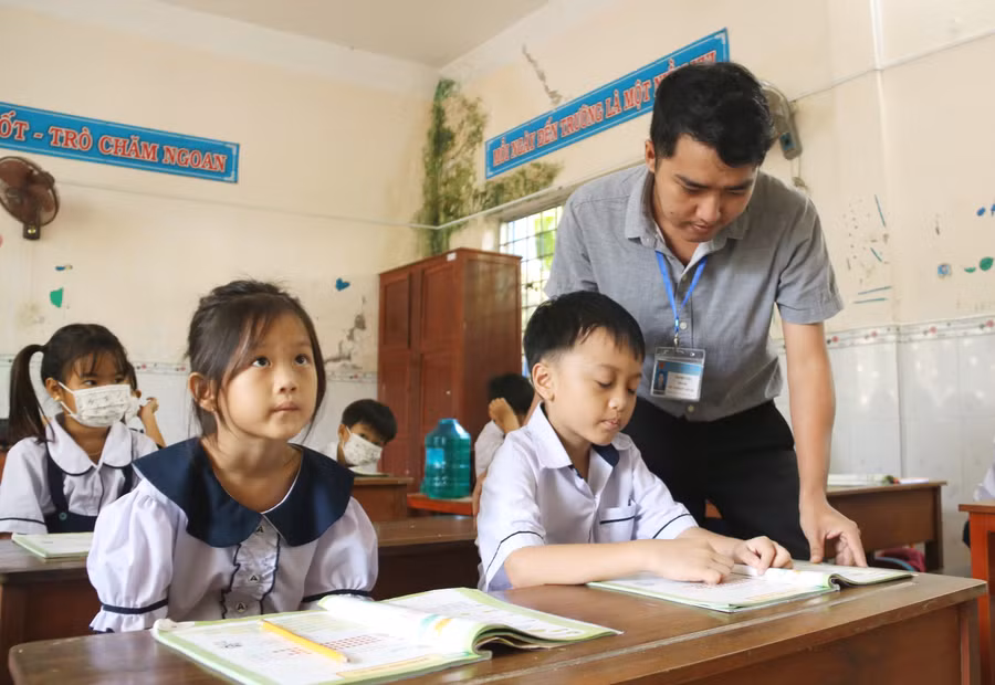 Thầy Danh Văn gắn bó với học sinh trên đảo Hải Tặc hơn 10 năm qua. Ảnh: Quốc Ngữ