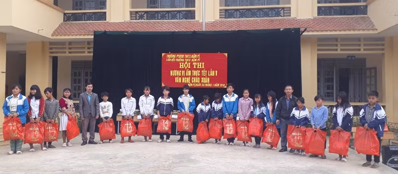 Những phần quà trong Hội thi Hương vị ẩm thực Tết của Trường Phổ thông DTBT THCS Nậm Pì tạo động lực cho học sinh đến lớp.