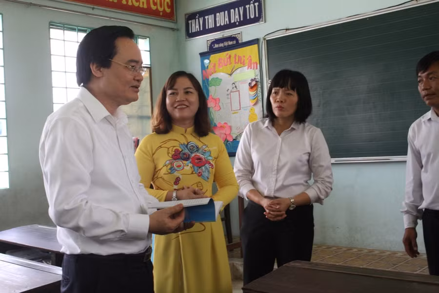 Bộ trưởng Phùng Xuân Nhạ chia sẻ công tác phòng, chống dịch Covid-19 cùng các thầy cô giáo Trường TH Chu Văn An, TP Cao Lãnh.