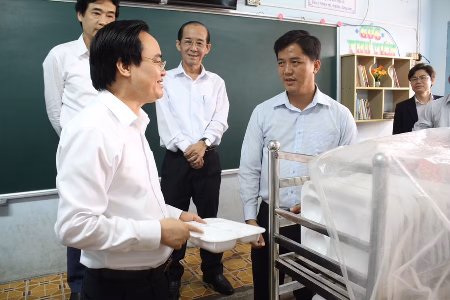 Bộ trưởng Bộ GD&ĐT Phùng Xuân Nhạ kiểm tra phòng ăn của HS Trường TH Phú Mỹ, TP Sa Đéc.