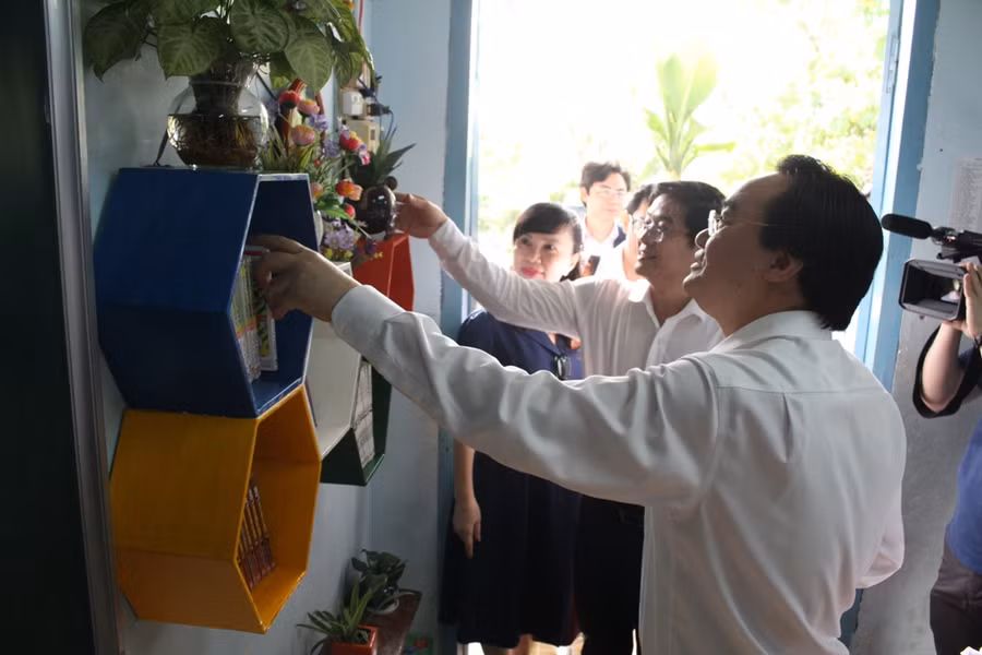 Bộ trưởng Bộ GD&ĐT Phùng Xuân Nhạ trao đổi cùng các giáo viên tiểu học.