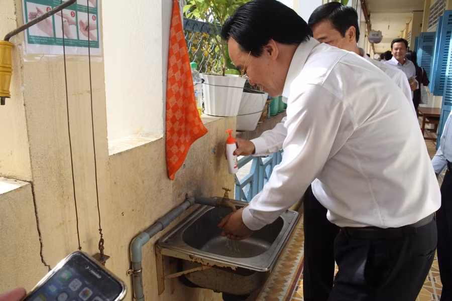 Bộ trưởng Bộ GD&ĐT Phùng Xuân Nhạ kiểm tra chậu rửa tay dành cho học sinh.