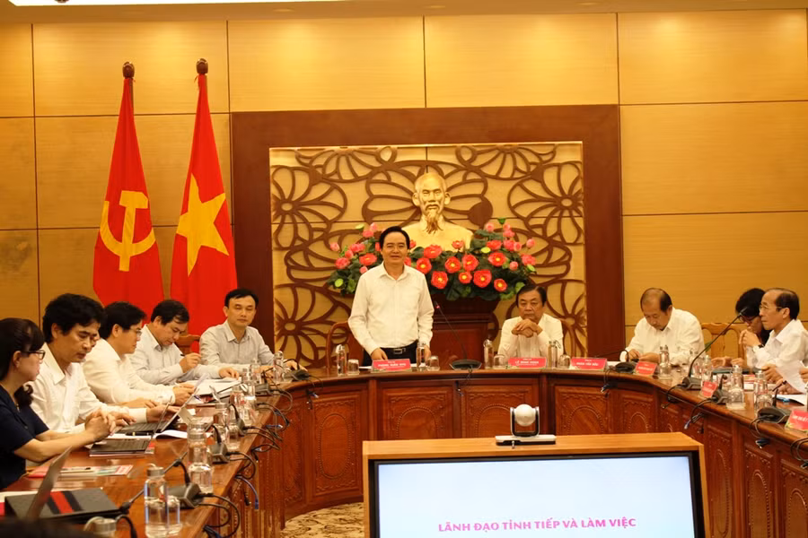 Bộ trưởng Phùng Xuân Nhạ phát biểu tại cuộc họp.